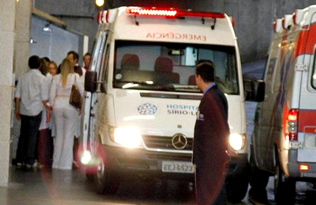 O cantor Pedro Leonardo chega ao hospital S&iacute;rio Liban&ecirc;s, na regi&atilde;o central de S&atilde;o Paulo (Foto: Danilo Carvalho/AgNews)