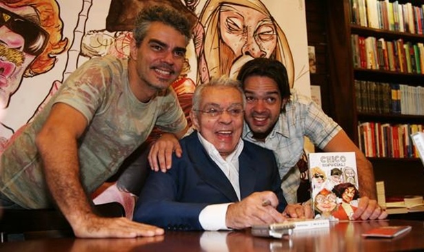 O humorista cercado pelos filhos, Nizo Neto (esquerda) e Bruno Mazzeo (direita)