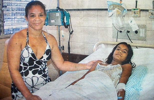 A garota Bruna ao lado da m&atilde;e ap&oacute;s ter realizado a cirurgia no Himaba (Foto: Reprodu&ccedil;&atilde;o/Jornal A Tribuna)