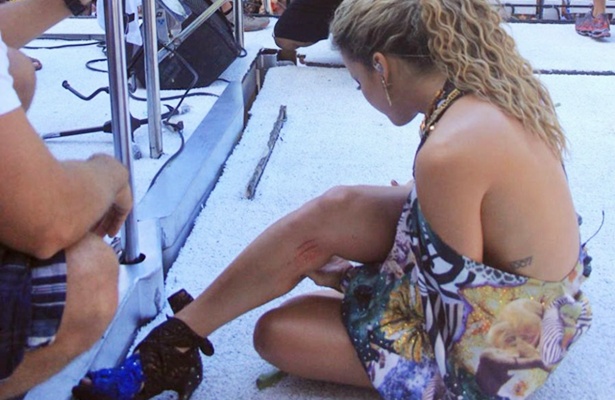 A cantora chegou a ficar sentada por alguns instantes