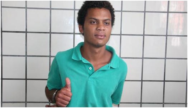 Gabriel foi preso ap&oacute;s apedrejar uma das janelas do pr&eacute;dio da Embasa (Foto: Sul Bahia News)