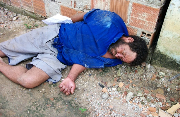 O homem estava ca&iacute;do no local, na mesma posi&ccedil;&atilde;o, havia mais de 12 horas