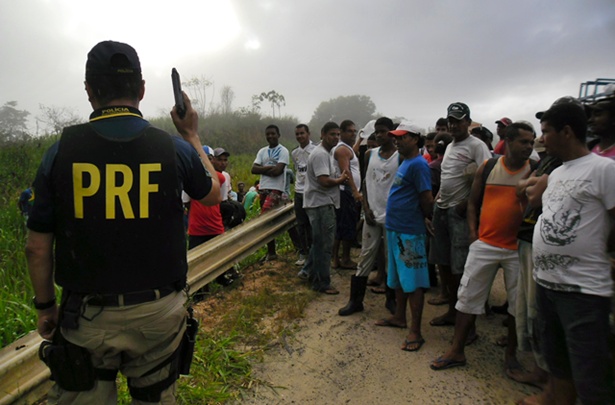 A PRF teve dificuldade para conter os saqueadores.