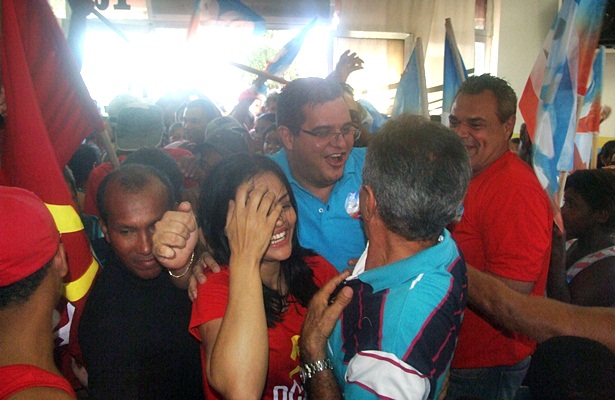 Momentos antes, na chegada, houve grande ficuldade para que J&uacute;nior Dap&eacute; e Dra. Joec&eacute;lia conseguissem ter acesso &agrave;s depend&ecirc;ncias da c&acirc;mara, j&aacute; que era grande a multid&atilde;o que os aguardavam