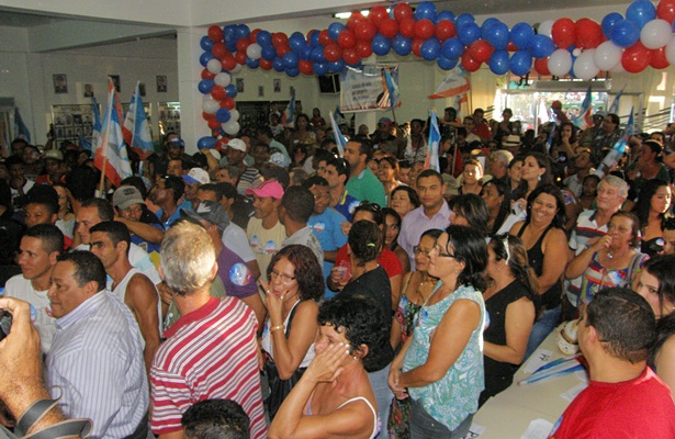 Al&eacute;m das ruas no entorno, o plen&aacute;rio da C&acirc;mara de Vereadores ficou completamente lotado