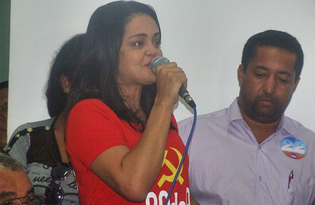 Momento em que a candidata vice-prefeita, Dra. Joec&eacute;lia Coutinho, faz o seu emocionado discurso