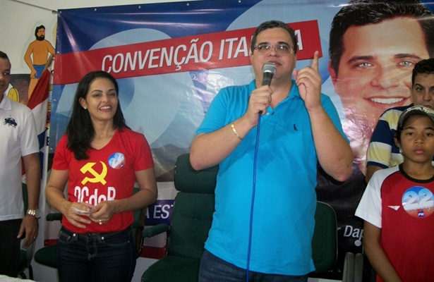 J&uacute;nior Dap&eacute; discursando ao lado de sua candidata a vice