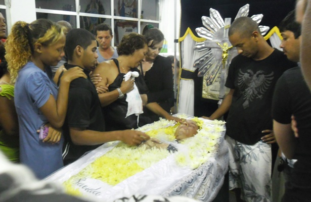 A m&atilde;e de Rog&eacute;rio, desolada, acaricia o rosto do filho