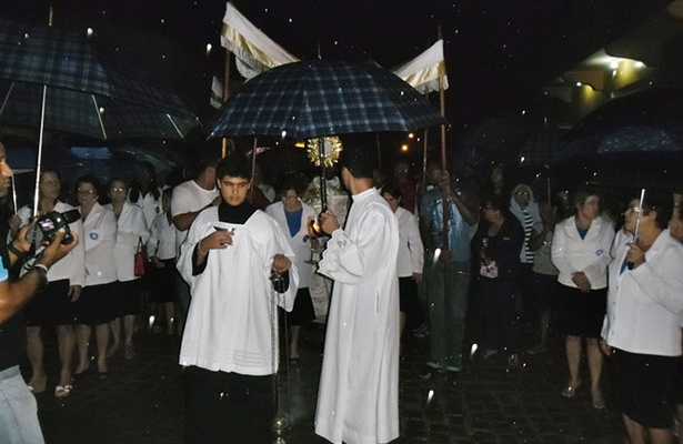 Mesmo debaixo de forte chuva, centenas de fi&eacute;is acompanharam a prociss&atilde;o
