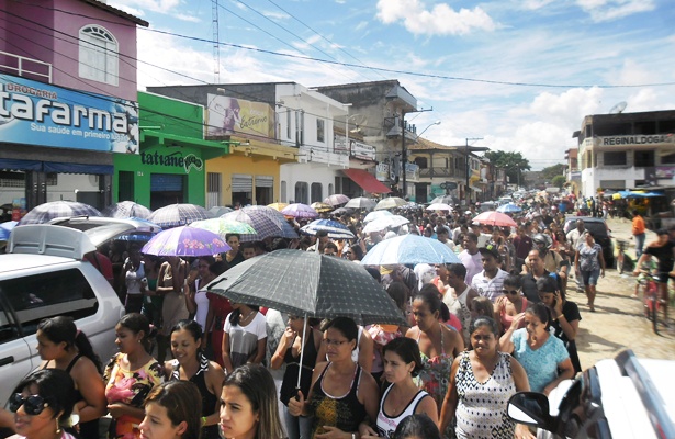 Uma verdadeira multid&atilde;o seguiu o cortejo dos jovens