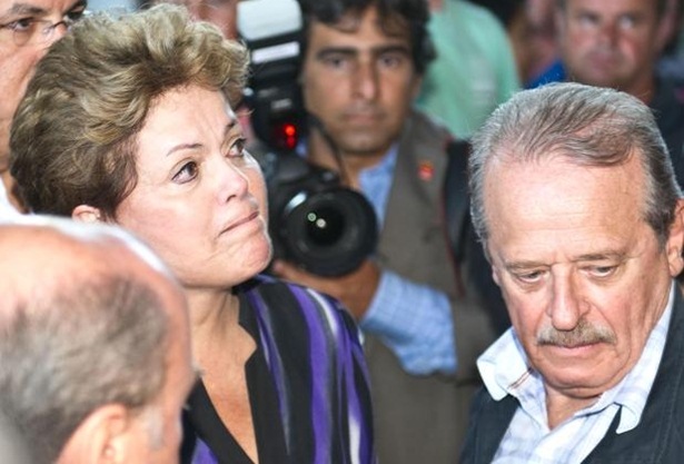 Dilma se emocionou ao chegar ao local. 