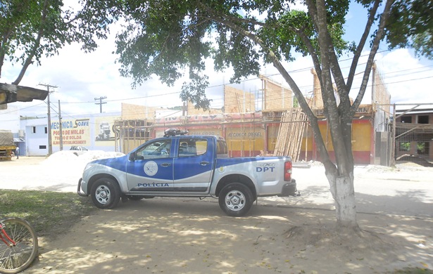 Carro do Departamento de Pol&iacute;cia T&eacute;cnica