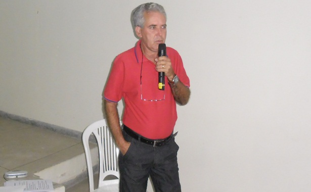 O primeiro a usar a palavra foi o candidato do PDT, Arnold Prado. Ele falou dos seus projetos de governo e enfatizou a necessidade de buscar o t&atilde;o sonhado crescimento do munic&iacute;pio de Guaratinga
