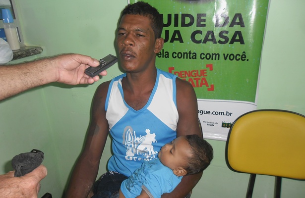 Den&iacute;lson Pereira de Souza, morador do bairro Ubirajara Brito, que estava com seu beb&ecirc; de 7 meses nos bra&ccedil;os: &ldquo;Eu estou aqui desesperado, meu filho est&aacute; passando mal, n&atilde;o sei o que fazer. Nem &aacute;gua tem para os pacientes&rdquo;