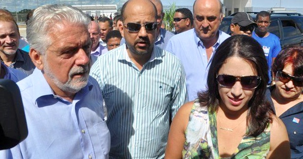 A deputada Claudia Oliveira (direita) ao lodo do esposo Rob&eacute;rio Oliveira e do governador Jaques Wagner (Foto: Radar64)