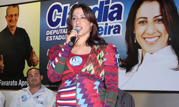 A ent&atilde;o candidata Claudia Oliveira em &eacute;poca de campanha em 2010