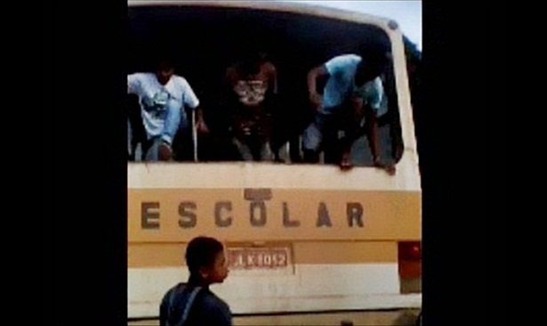 Em uma das cenas estudantes aparecem saindo pelos fundos do ve&iacute;culo, pelo local onde deveria o parabrisa traseiro do ve&iacute;culo