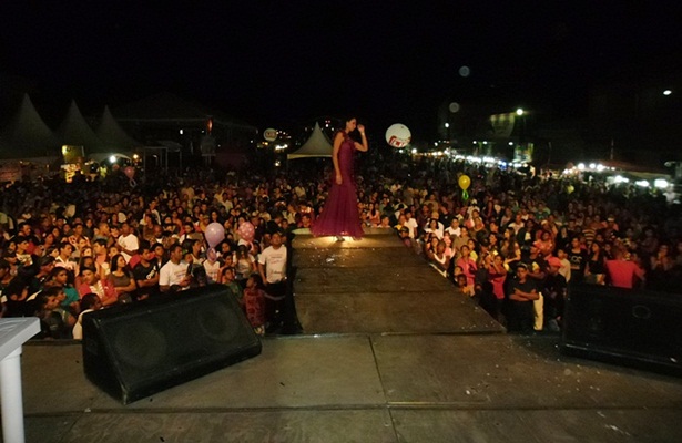 Uma multid&atilde;o acompanhou o desfile