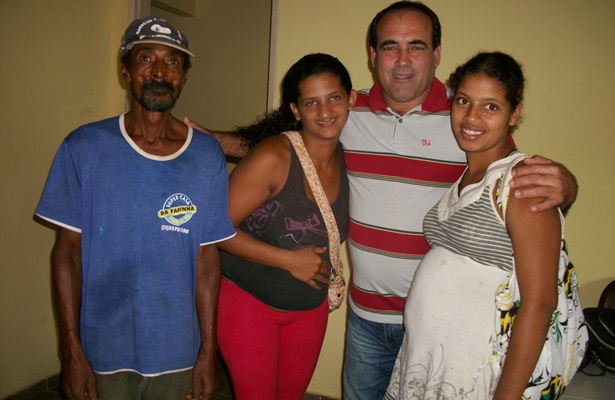 J. Alencar ao lado de ouvintes. O foco maior do programa, durante os mais de tr&ecirc;s anos em que o radialista J. Alencar esteve &agrave; frente, foram os trabalhos sociais