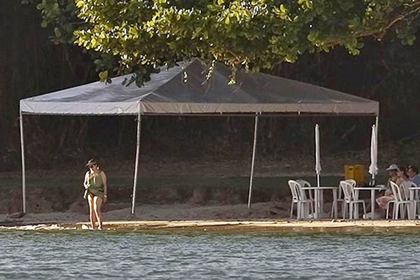 Passeio da presidente Dilma Rousseff pela praia de Inema, privativa da Marinha, a cerca de 42 km de Salvador.