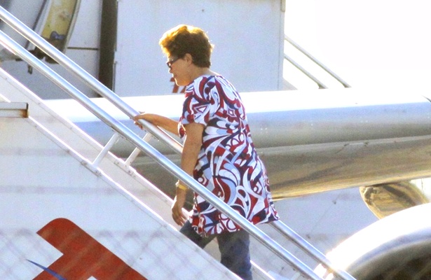 Dilma Rousseff embarcou nesta sexta-feira (17) no Aeroporto Salgado Filho, em Porto Alegre (RS), rumo &agrave; Salvador, onde vai descansar durante o carnaval