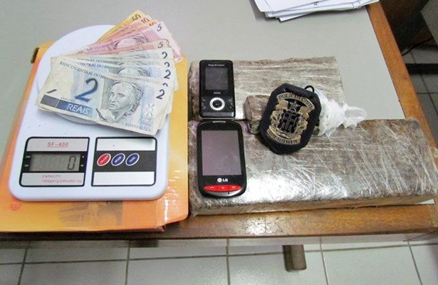 Drogas e outras pentences apreendidos com Irineu