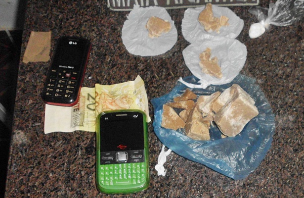 Foram apreendidas com o casal com 131 gramas de crack e 1 grama de coca&iacute;na