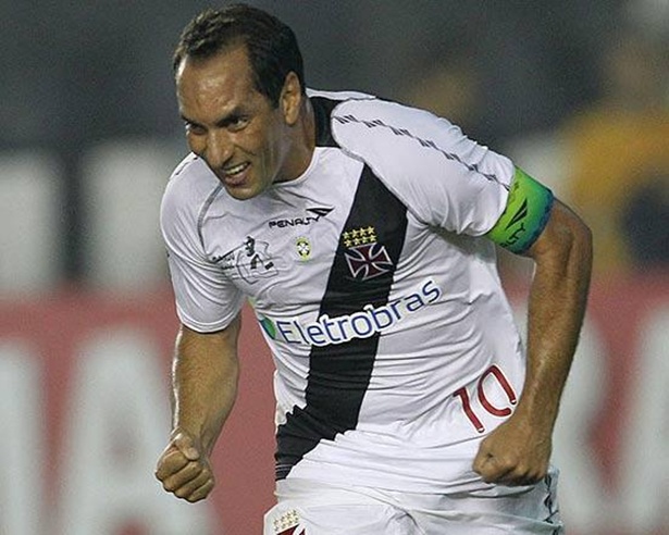 Edmundo comemora gol pelo Vasco no jogo de despedida contra o Barcelona, do Equador (Foto: Marcelo Sadio/Divulgação/Vasco.com.br)