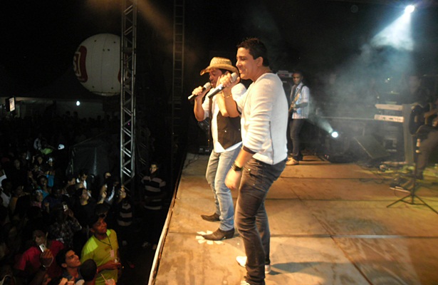 Milhares de pessoas compareceram &agrave; &uacute;ltima noite de shows do evento