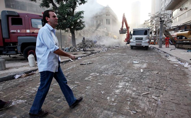 O Prefeito Eduardo Paes (&agrave; esq.) vistoria o local do desabamento dos pr&eacute;dios no Centro do Rio