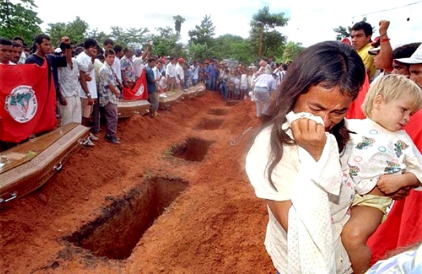 Vel&oacute;rio das v&iacute;timas do massacre