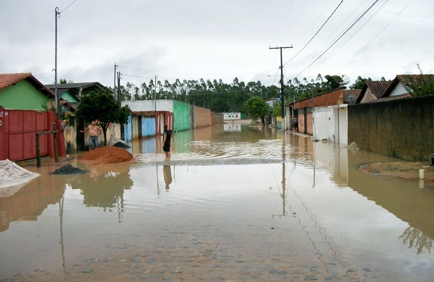 Rua ACM permanece alagada at&eacute; depois da &eacute;poca das fortes chuvas