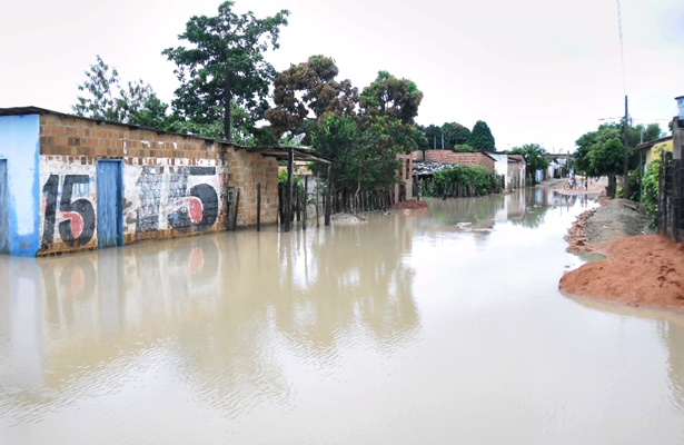 Ruas e casas ficaram alagadas com as chuvas deste s&aacute;bado