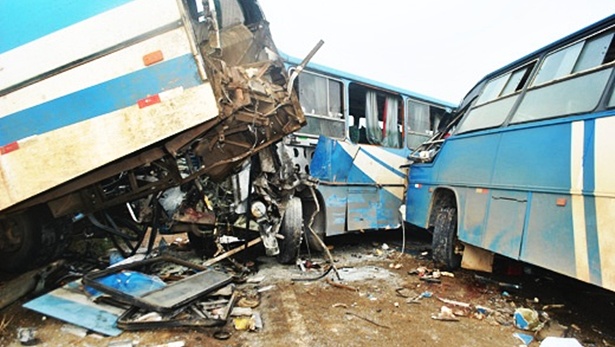 Os ve&iacute;culos ficaram destru&iacute;dos no grave acidente