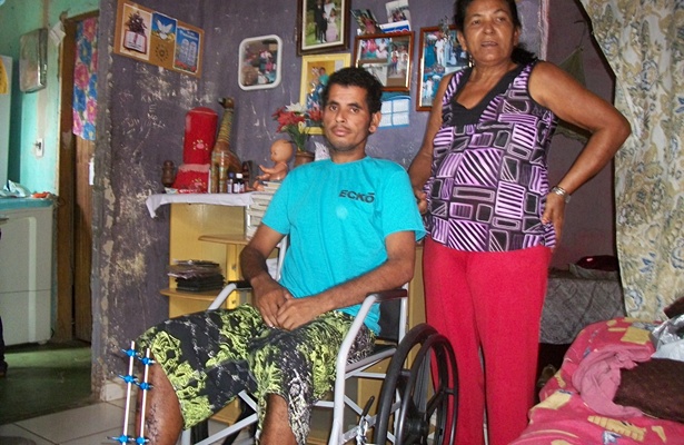 Adilson ao lado da m&atilde;e dona Eleznir, j&aacute; usufru&iacute;ndo da cadeira de rodas
