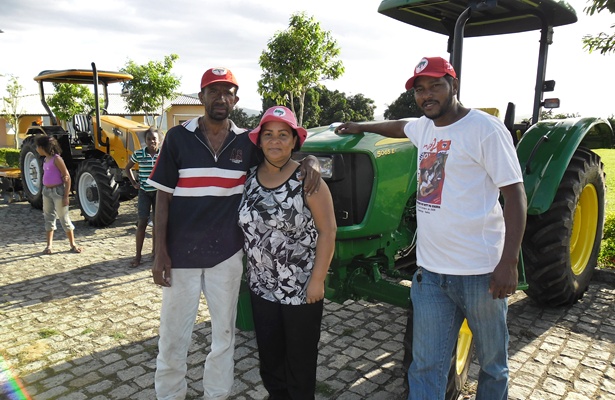 Estiveram presentes na entrega presidenta da Associa&ccedil;&atilde;o dos Pequenos Produtores do Assentamento Roseli Nunes, Lindaura, e o coordenador da Brigada Che Guevara, Luciano Fernandes (direita)