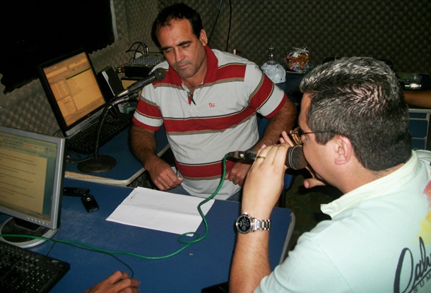 O ex-prefeito J&uacute;nior Dap&eacute; sendo entrevistado pelo jornalista J. Alencar.