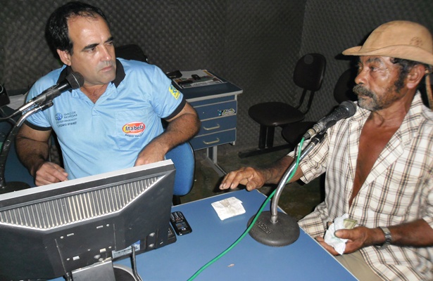 O senhor Domingos Jos&eacute; dos Santos, de 62 anos, logo ap&oacute;s o ocorrido, sendo entrevistado pelo rep&oacute;rter J. Alencar
