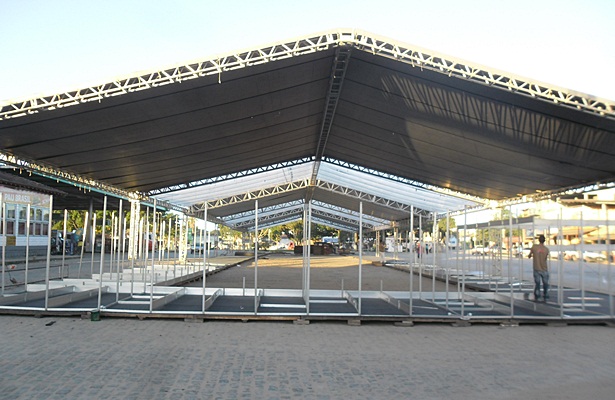 A gigantesca estrutura da festa j&aacute; est&aacute; sendo montada