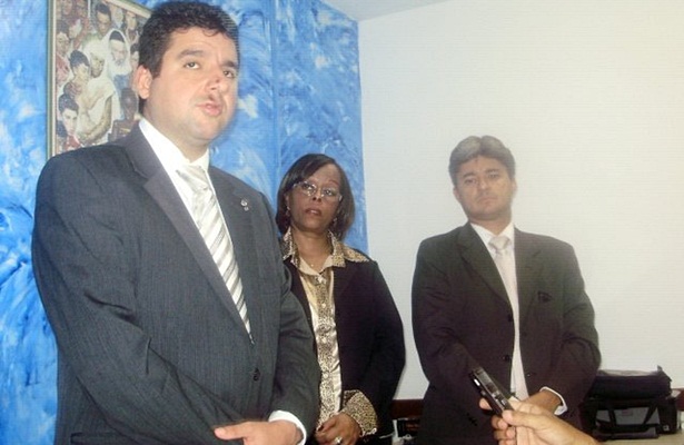 O delegado Evy Paternostro, titular da 23&ordf; Coordenadoria Regional de Pol&iacute;cia do Interior, ao lado da equipe da Secretaria de Seguran&ccedil;a P&uacute;blica que veio de Salvador investigar a morte do detento