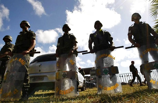 Homens do ex&eacute;rcito fazem cerco &agrave; Assembleia Legislativa da Bahia.