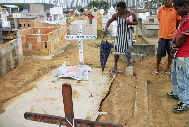 As duas fam&iacute;lias est&atilde;o revoltadas com o descaso.