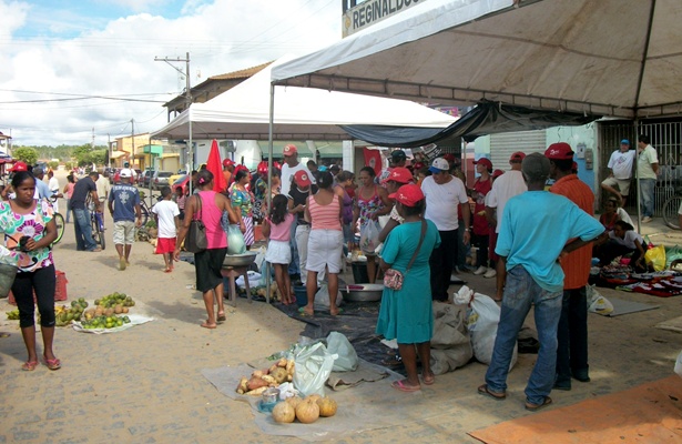 Muitos consumidores visitaram a feira na manh&atilde; desta quinta