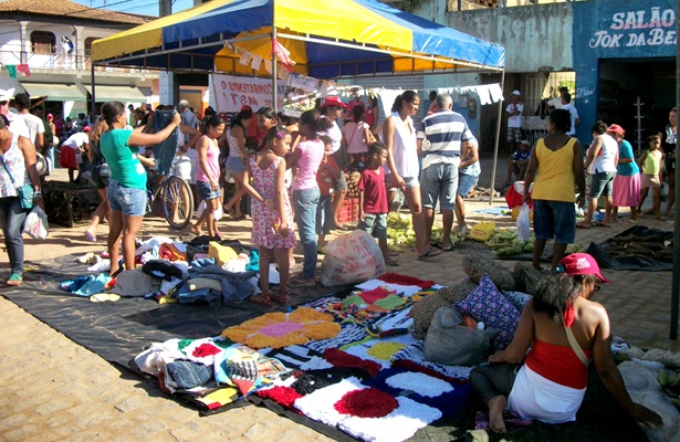 As centenas de consumidores que passaram pela feira, al&eacute;m do milho, tamb&eacute;m puderam adquirir diversos outros produtos