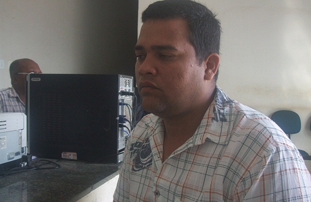 Felix teve su carro tomado de assalto quando parou &agrave;s margens da BR-101 para trocar um p&acute;neu furado