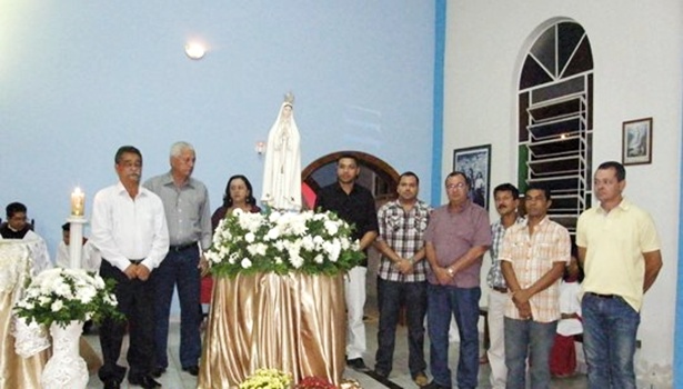 Carib&eacute;, secret&aacute;rios de governo e vereadores, no altar da igreja, ao lado da imagem da padroeira Nossa Senhora de F&aacute;tima (Foto: Welisvelton Cabral/Itabelaonline)