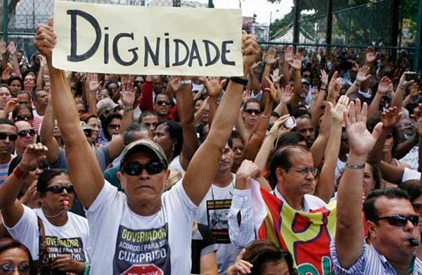 Categoria rejeita proposta do governo e finaliza greve mesmo sem o acordo de reajuste de 22,22% (Foto: L&uacute;cio T&aacute;vora | Ag. A TARDE)