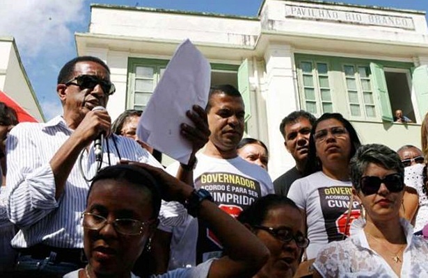 Comando de greve diz que movimento pode voltar caso governo n&atilde;o pague sal&aacute;rio cortado (Foto: L&uacute;cio T&aacute;vora | Ag. A TARDE)