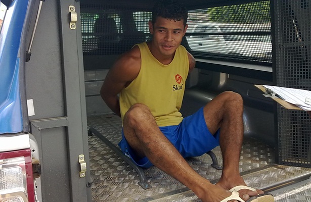 Ao ser abordado pelos policiais o elemento entrou em diversas contradi&ccedil;&otilde;es. Ap&oacute;s consultar a ficha criminal do elemento foi constatado que ele era foragido