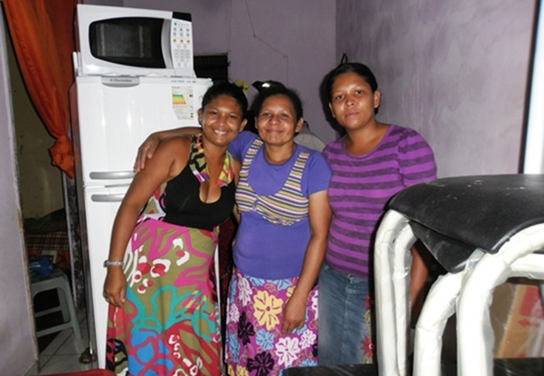 A senhora Lindinalva Novais de Souza (meio), ganhadora da cozinha completa.